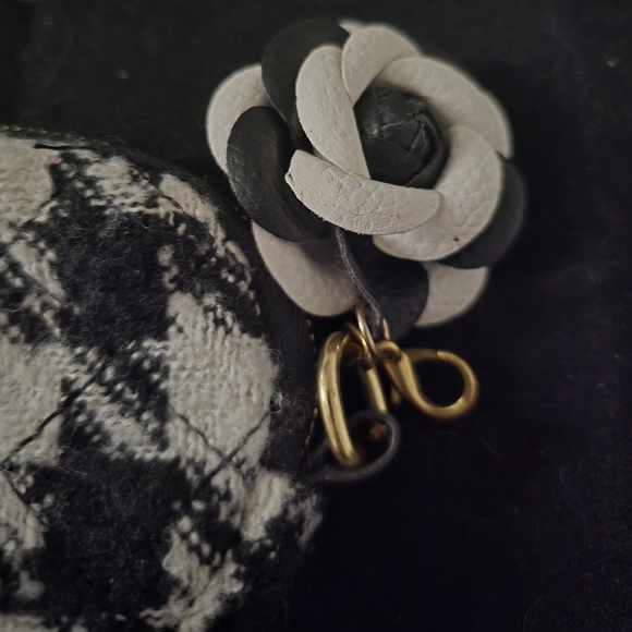 Black and White Tweed Coin Purse With Flower Charm - Picture 3 of 5